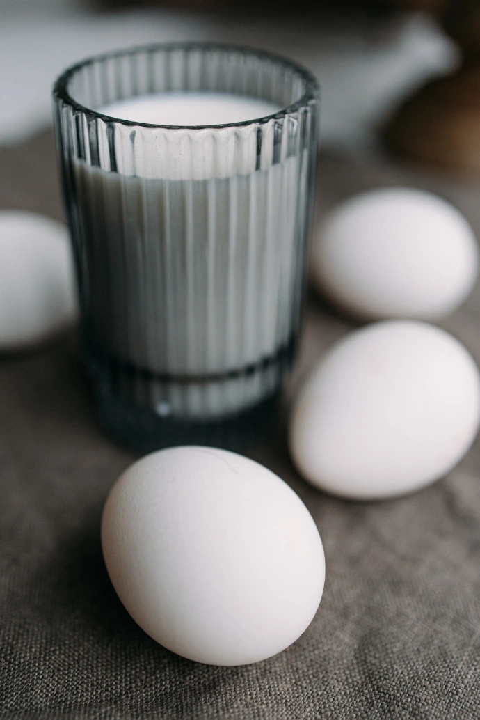 milk and eggs on the table, aliments rich in calcium