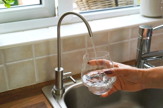 drinking water from single lever tap